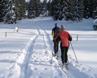  越野滑雪远足出发